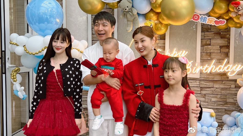 组图：李小璐带甜馨现身好友聚会 母女穿同款红色短裙温馨有爱_1