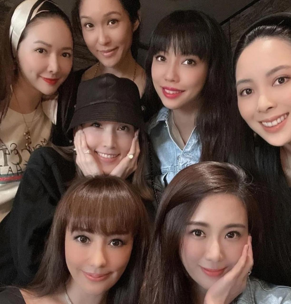 照片中除了关颖与李靓蕾外之外,还有林志颖的娇妻陈若仪,陶喆的妻子