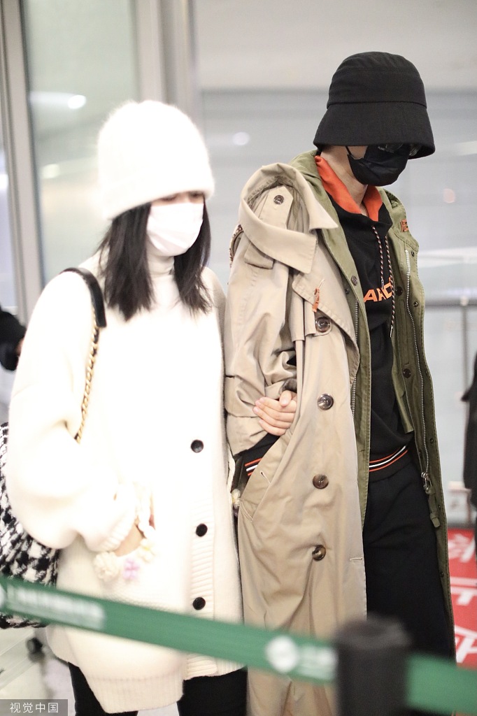 组图：张杰谢娜低调现身机场 两人甜蜜挽手前行大秀恩爱_4