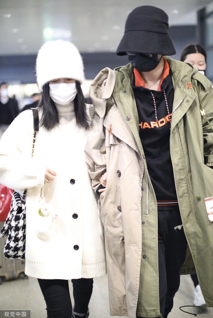 组图：张杰谢娜低调现身机场 两人甜蜜挽手前行大秀恩爱_3