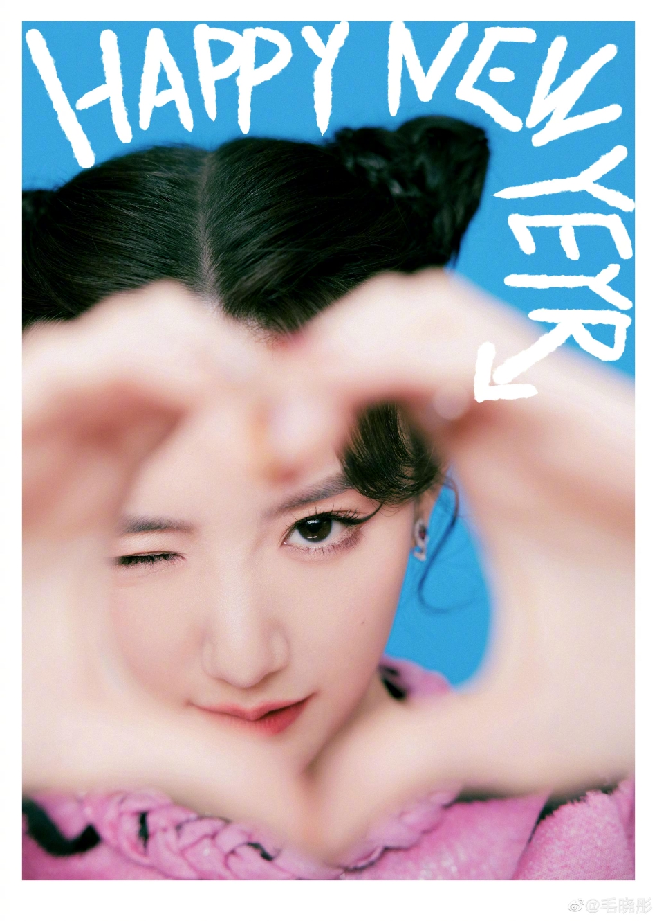 组图：毛晓彤虎年元气写真释出 着粉色虎纹短裙扎丸子头甜美可爱_1