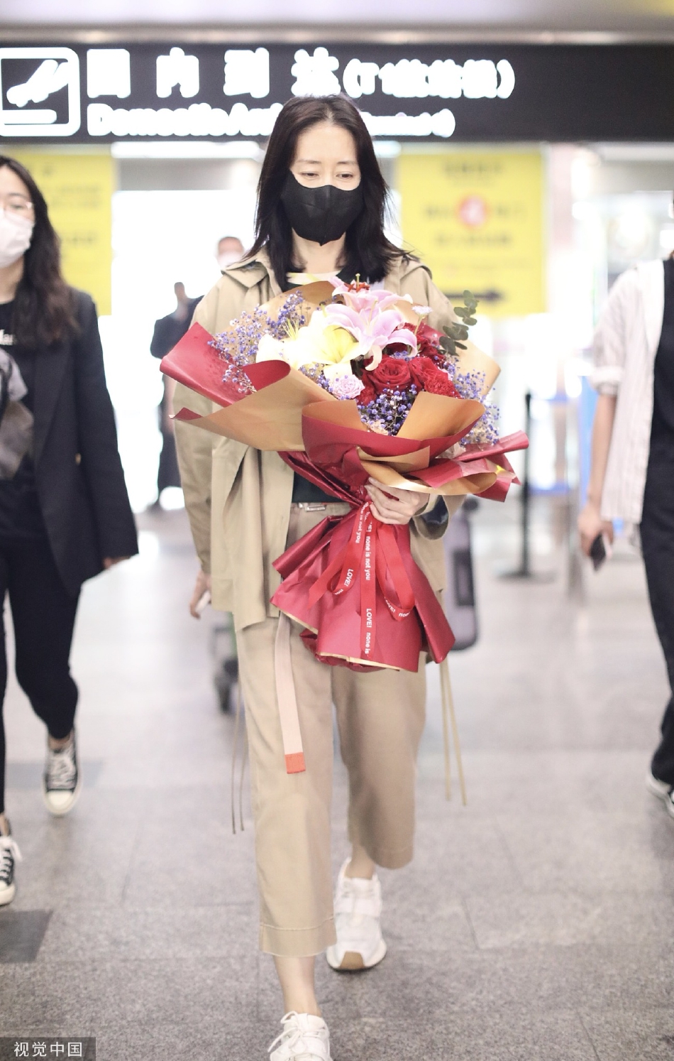 组图:刘敏涛着卡其色套装抵达长沙机场获粉丝赠花笑容满面第3张图片 组图:刘敏涛着卡其色套装抵达长沙机场获粉丝赠花笑容满面第3张图片