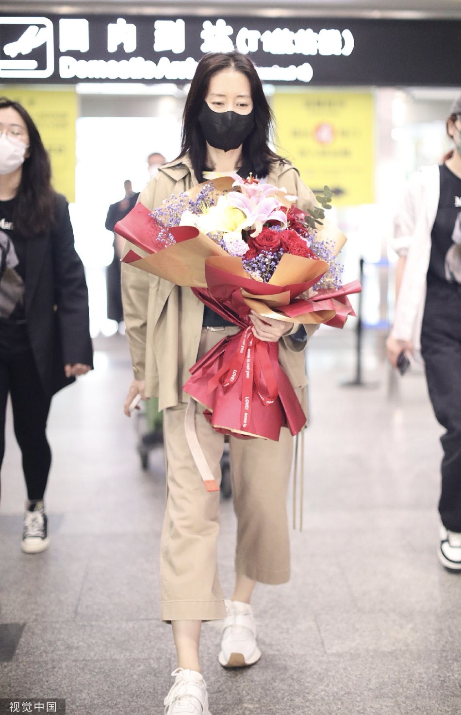 组图:刘敏涛着卡其色套装抵达长沙机场获粉丝赠花笑容满面第1张图片 组图:刘敏涛着卡其色套装抵达长沙机场获粉丝赠花笑容满面第1张图片