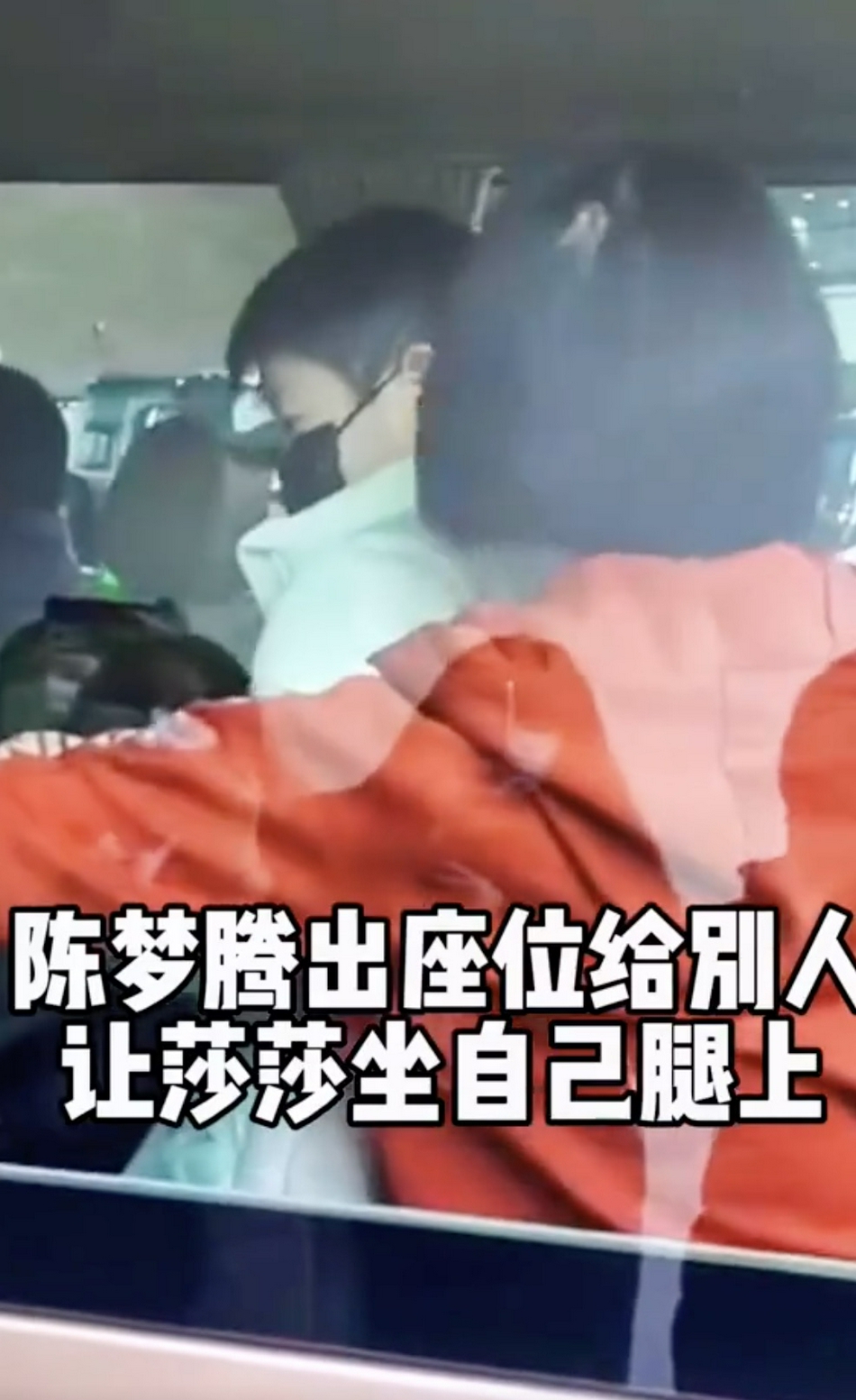 组图：神仙友情！陈梦让孙颖莎坐在自己腿上_1