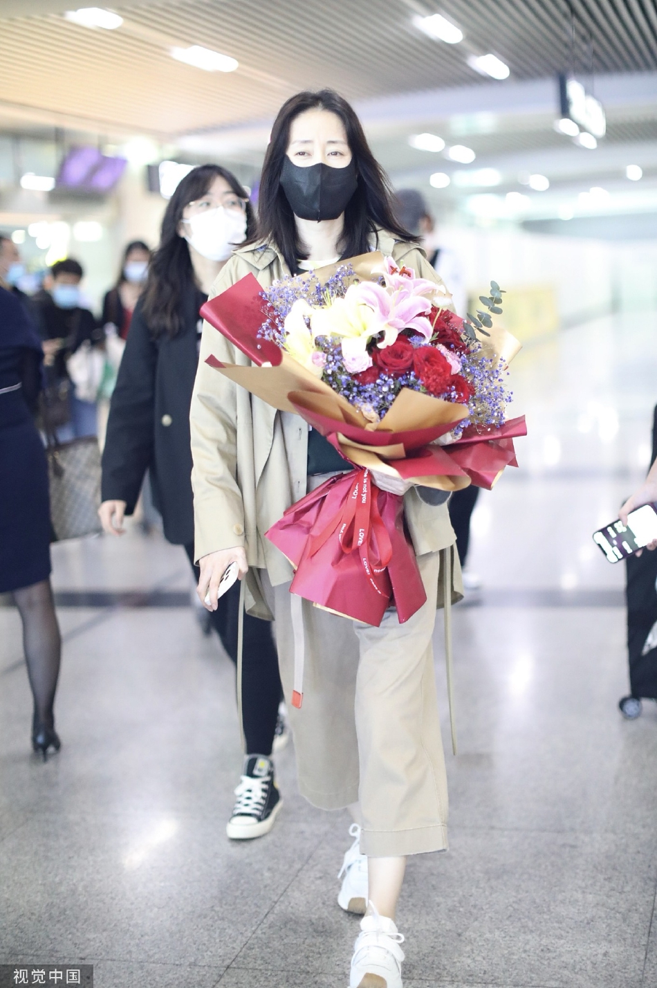 组图:刘敏涛着卡其色套装抵达长沙机场获粉丝赠花笑容满面第4张图片 组图:刘敏涛着卡其色套装抵达长沙机场获粉丝赠花笑容满面第4张图片