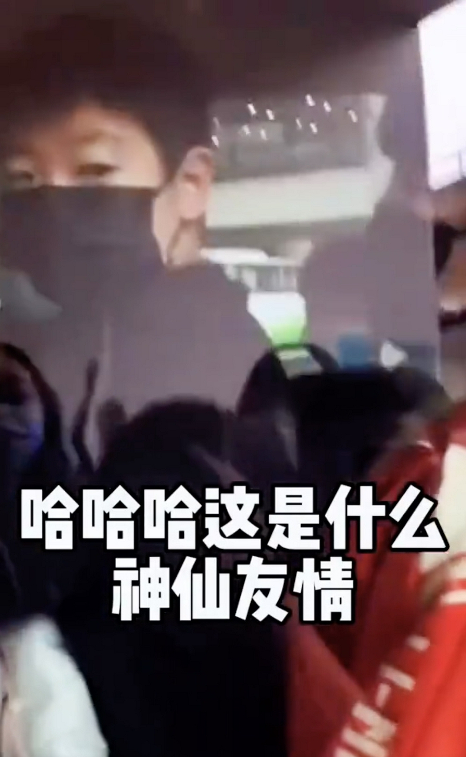 组图：神仙友情！陈梦让孙颖莎坐在自己腿上_2