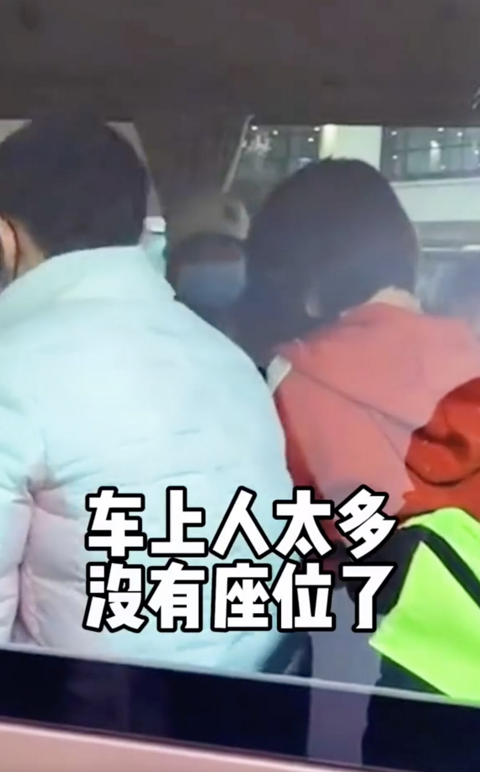 组图：神仙友情！陈梦让孙颖莎坐在自己腿上