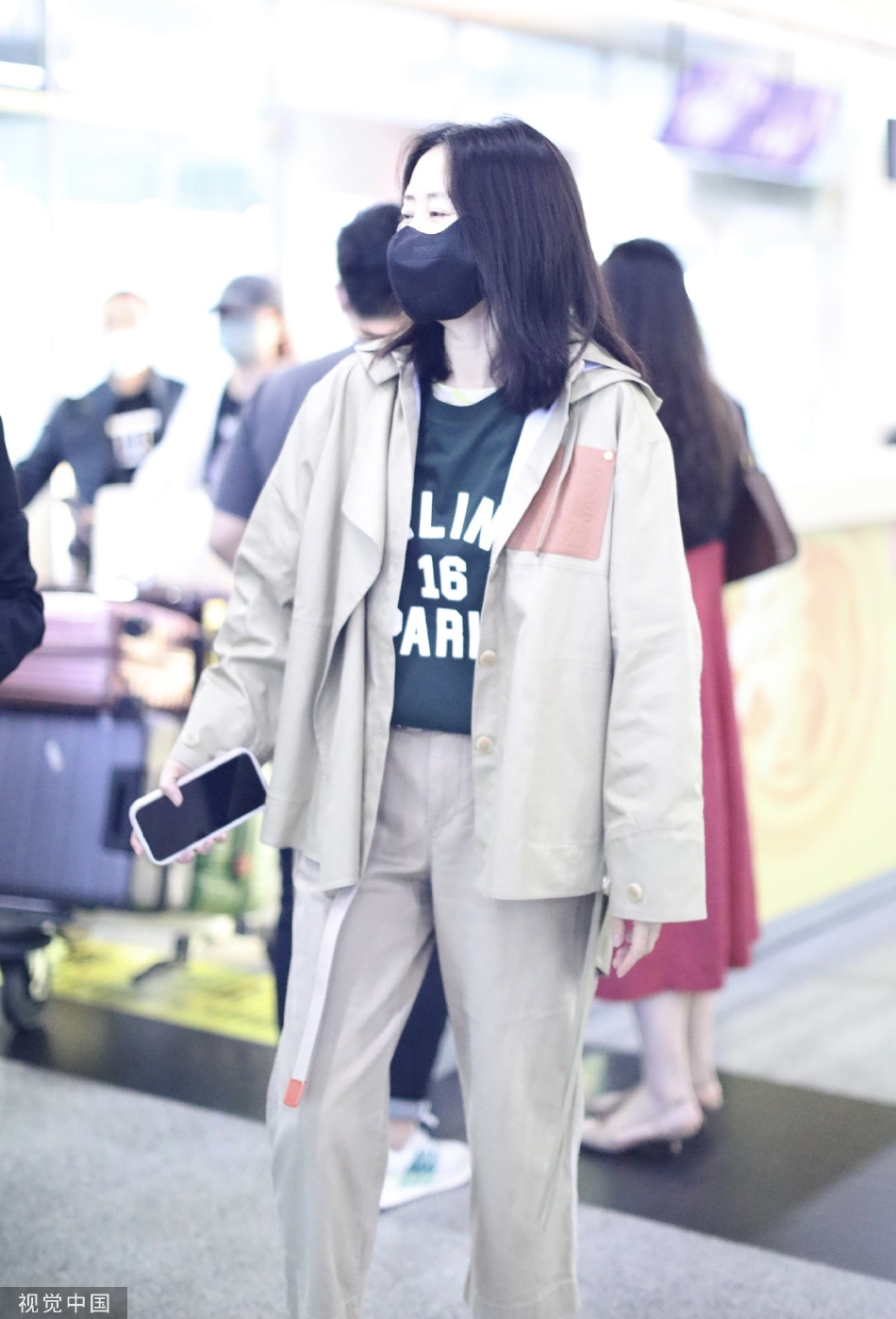 组图:刘敏涛着卡其色套装抵达长沙机场获粉丝赠花笑容满面第6张图片 组图:刘敏涛着卡其色套装抵达长沙机场获粉丝赠花笑容满面第6张图片