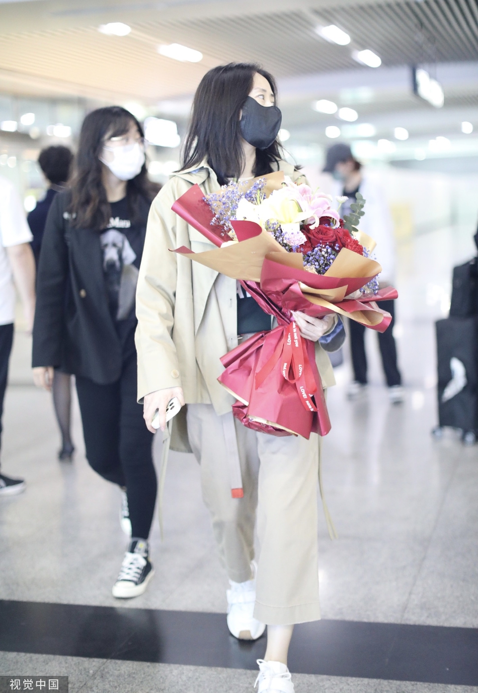 组图:刘敏涛着卡其色套装抵达长沙机场获粉丝赠花笑容满面第5张图片 组图:刘敏涛着卡其色套装抵达长沙机场获粉丝赠花笑容满面第5张图片