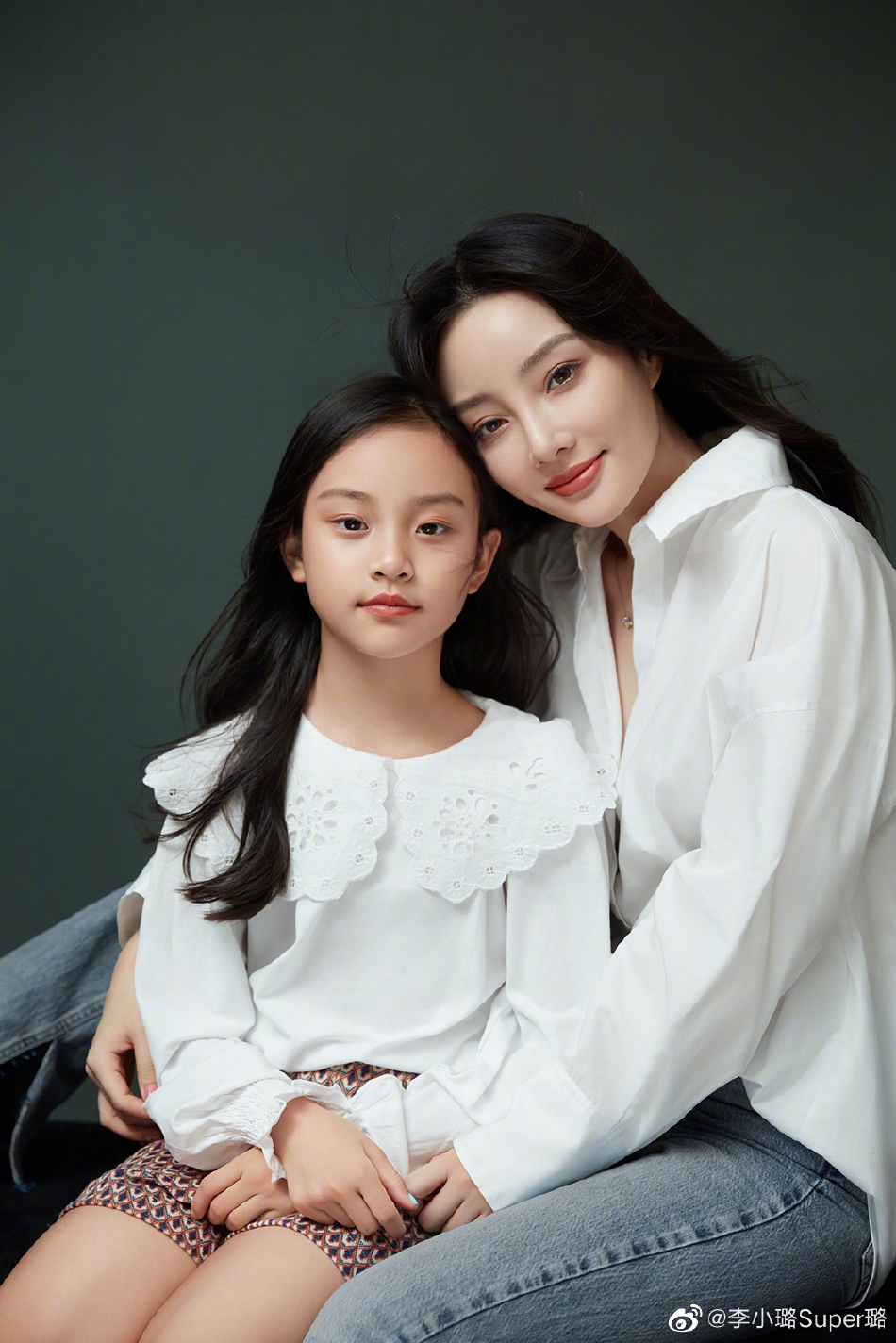 组图：李小璐带甜馨现身好友聚会 母女穿同款红色短裙温馨有爱_4