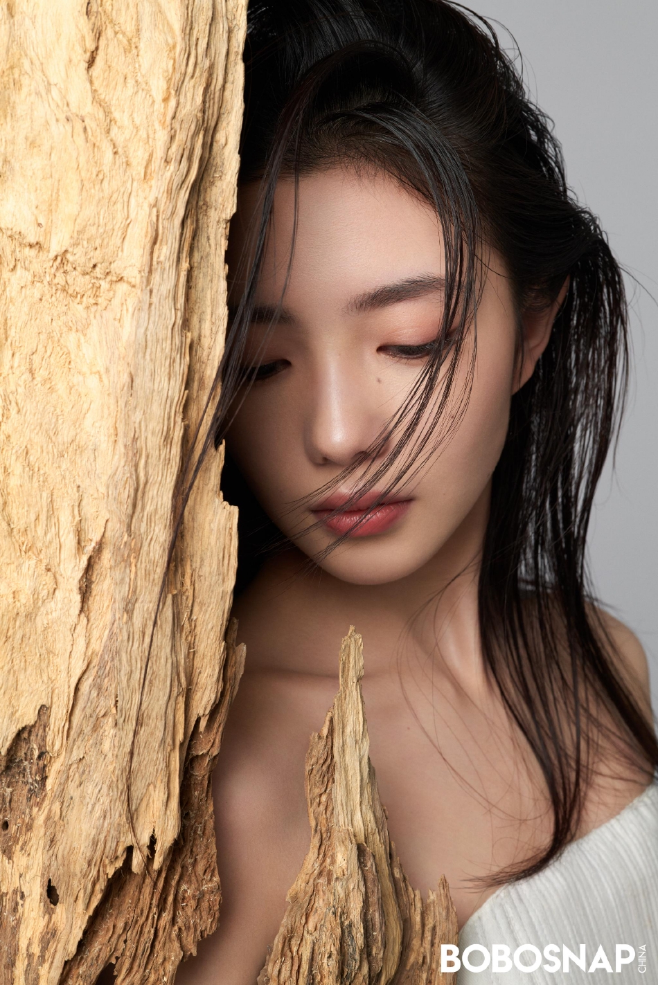 组图：刘浩存撞色国风大片释出 着白色抹胸长裙温婉优雅_5