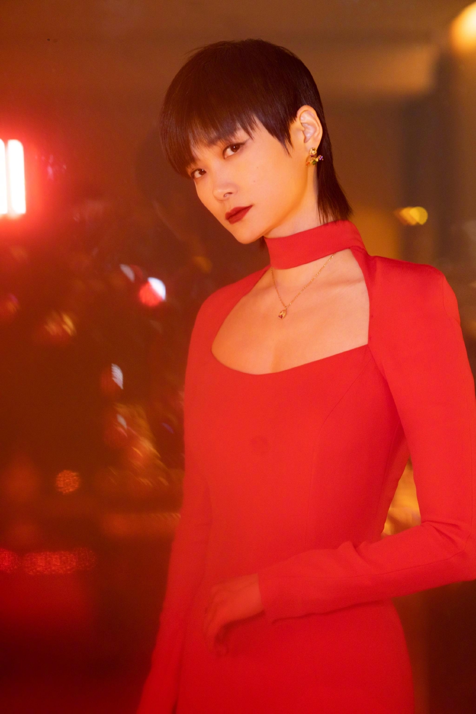 组图:李宇春卫视春晚演出造型释出 着珊瑚红长袖收腰礼服利落大方_0