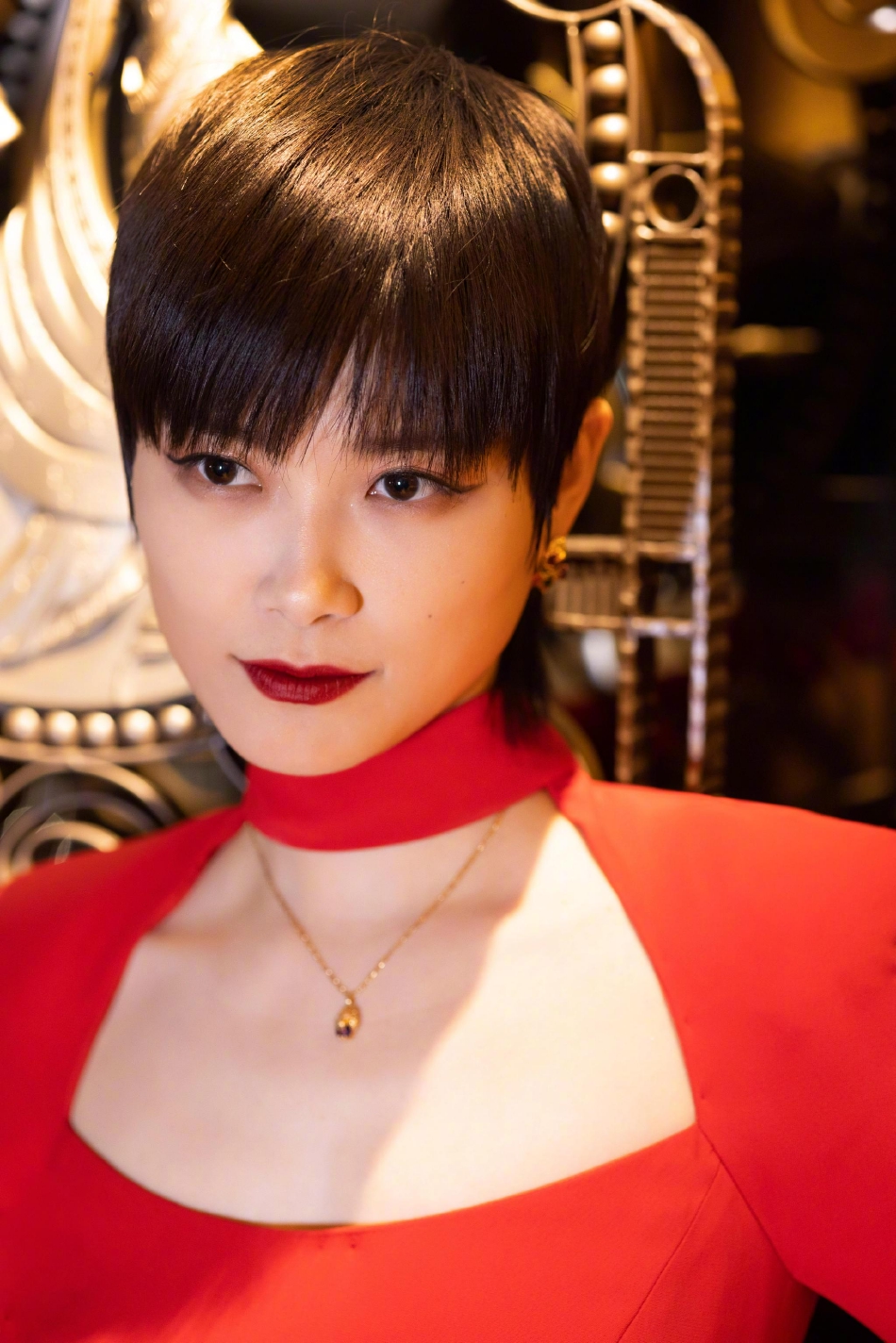 组图:李宇春卫视春晚演出造型释出 着珊瑚红长袖收腰礼服利落大方_3