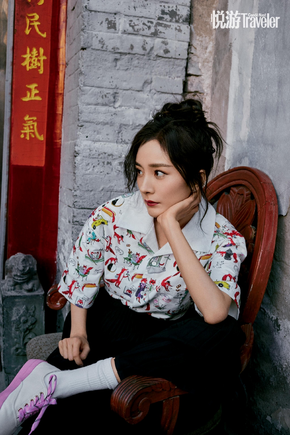 组图：杨幂复古风质感大片释出 手拿糖葫芦摆拍年味十足_17