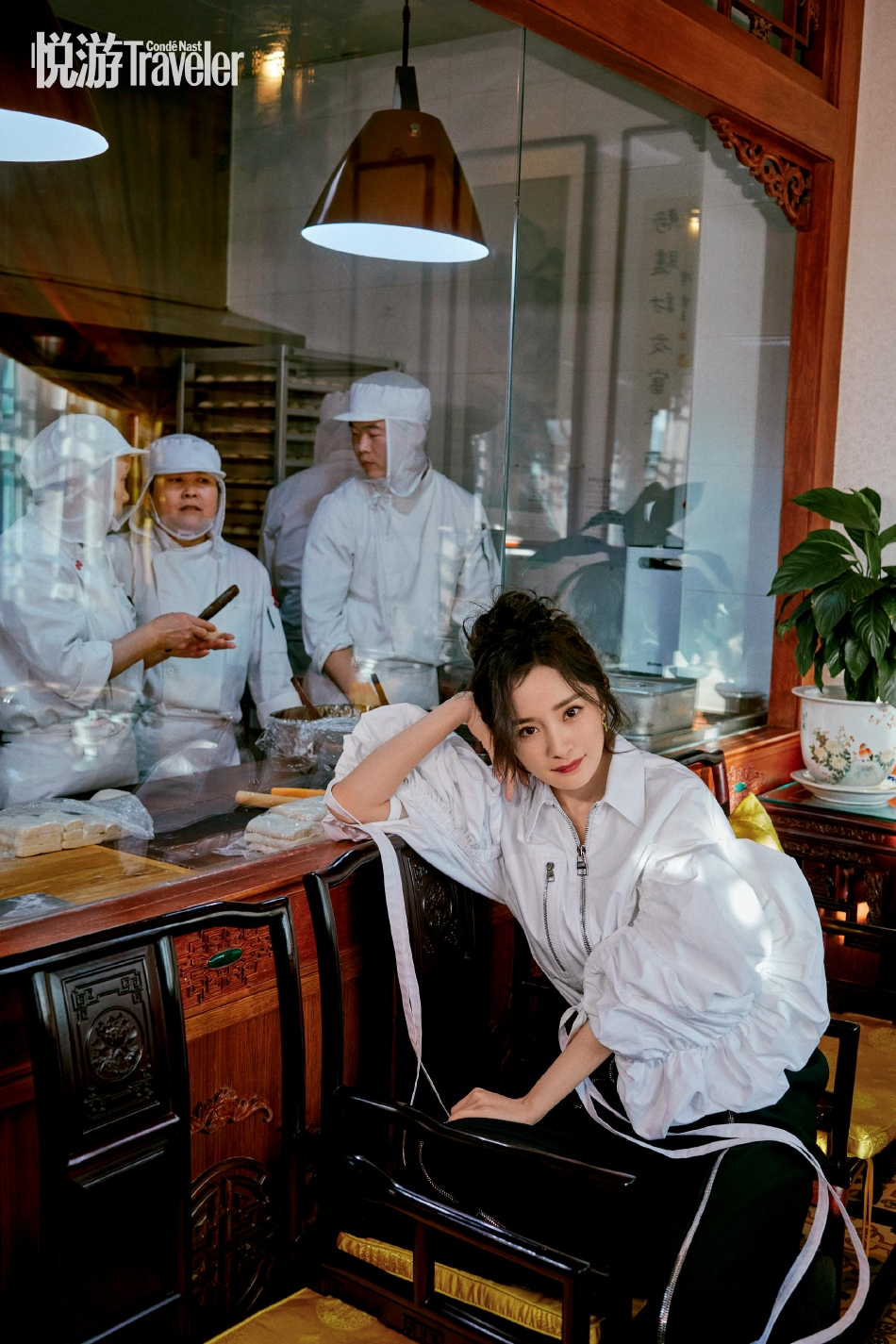 组图：杨幂复古风质感大片释出 手拿糖葫芦摆拍年味十足_18