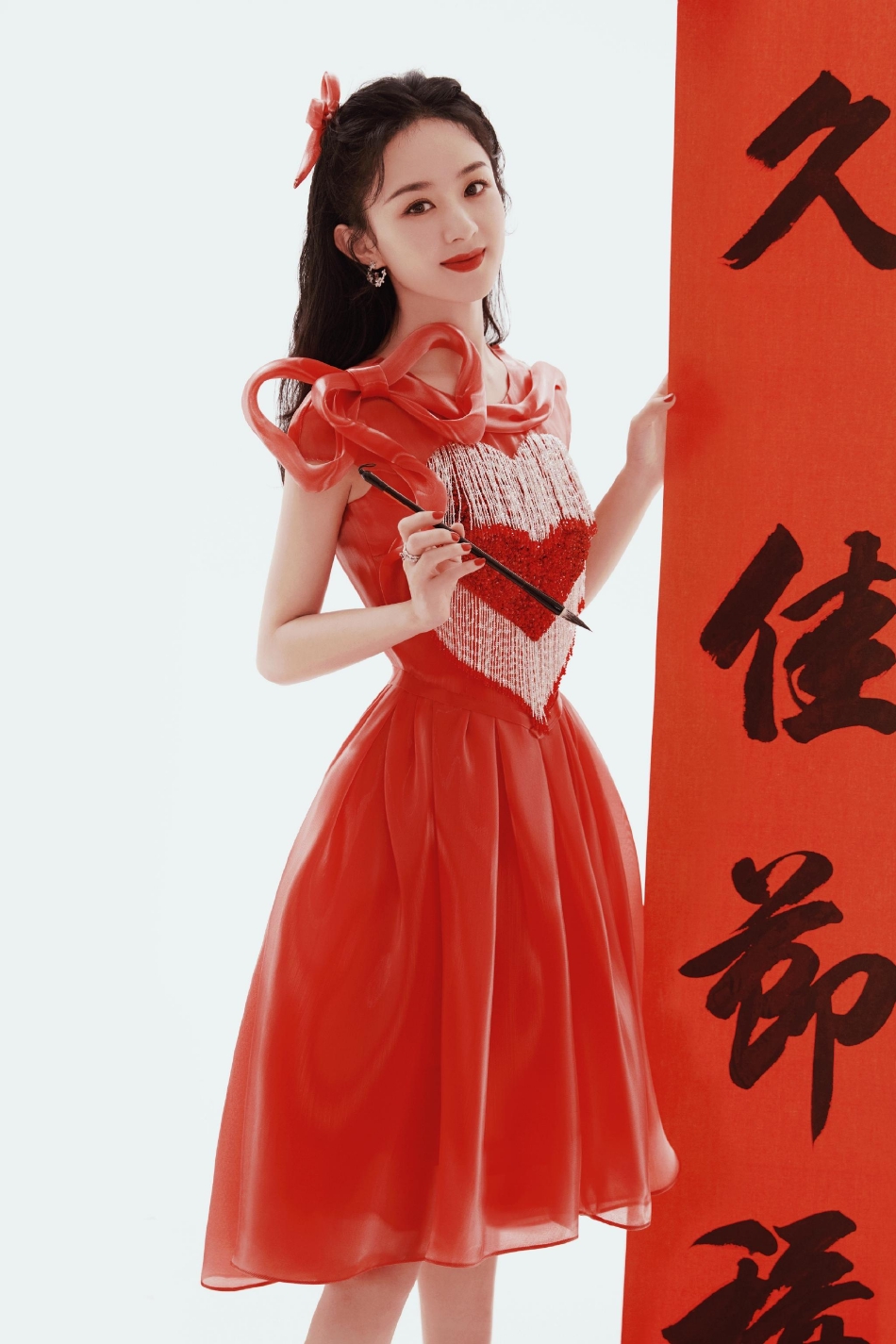组图：赵丽颖春晚舞台造型释出 着红色爱心纱裙元气满满_2