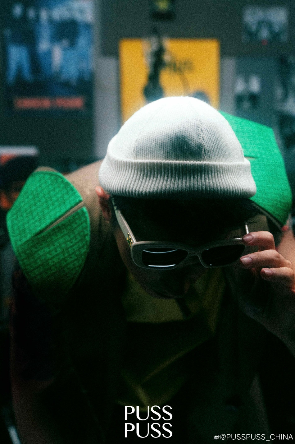 组图:许魏洲录音室色彩大片释出着灰色T恤搭黑色鸭舌帽个性十足第11张图片 组图:许魏洲录音室色彩大片释出着灰色T恤搭黑色鸭舌帽个性十足第11张图片