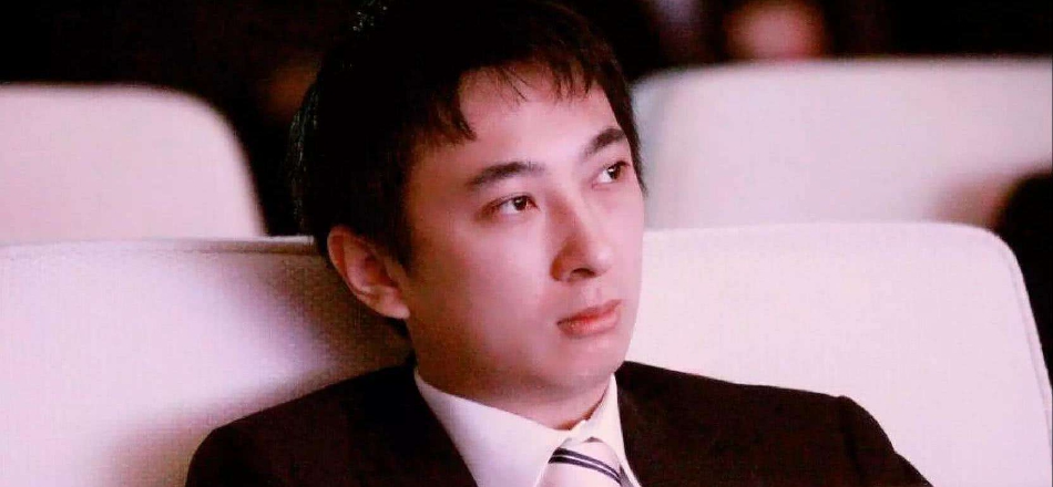 组图:王思聪和女生一起吃拉面被偶遇 穿白色卫衣戴鸭舌帽休闲低调_2