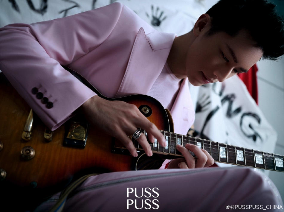 组图:许魏洲录音室色彩大片释出着灰色T恤搭黑色鸭舌帽个性十足第7张图片 组图:许魏洲录音室色彩大片释出着灰色T恤搭黑色鸭舌帽个性十足第7张图片