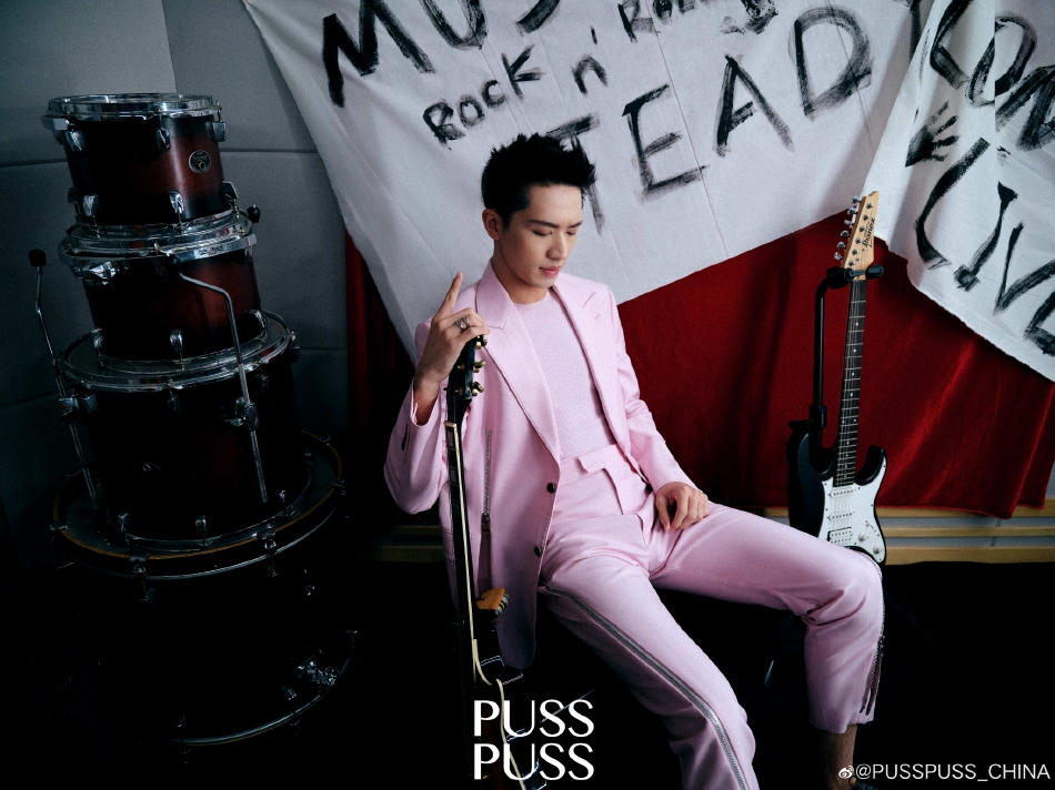 组图:许魏洲录音室色彩大片释出着灰色T恤搭黑色鸭舌帽个性十足第6张图片 组图:许魏洲录音室色彩大片释出着灰色T恤搭黑色鸭舌帽个性十足第6张图片