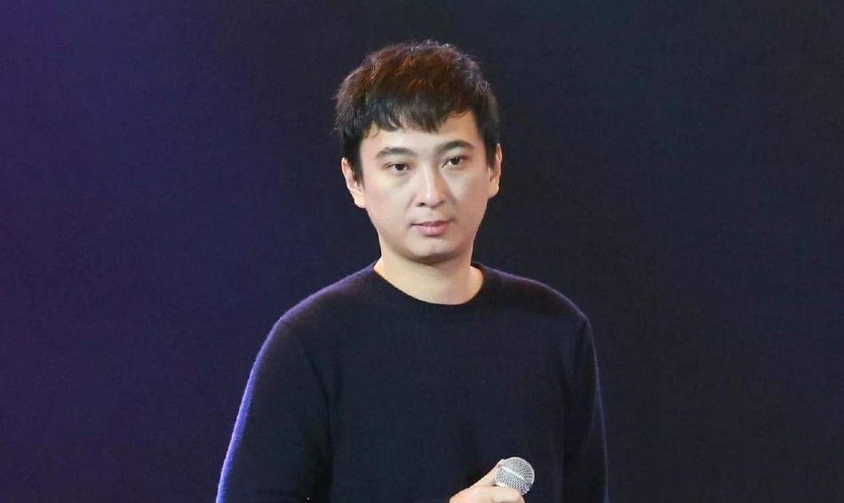 组图:王思聪和女生一起吃拉面被偶遇 穿白色卫衣戴鸭舌帽休闲低调_3