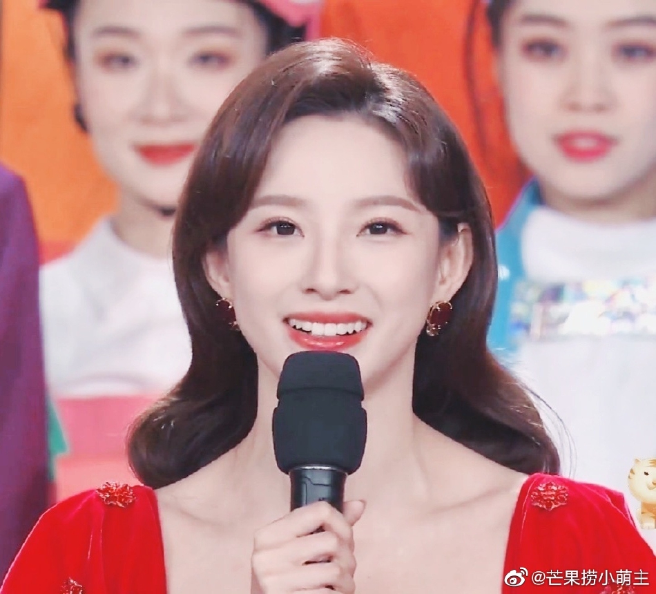 组图：马凡舒首次主持央视春晚 着复古款式红裙优雅大方_3