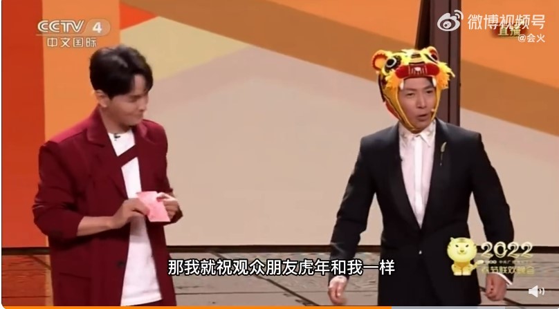 组图:撒贝宁戴虎头帽从墙里钻出 自我调侃“虎年祝大家不会嘴瓢”_2