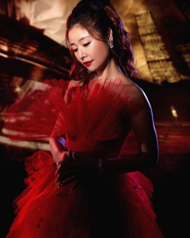 组图：林心如晒写真照复古优雅 舒淇陈意涵等留言“美得犯规”