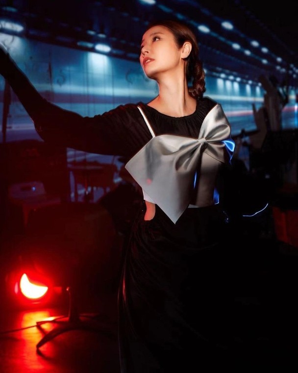 组图：林心如晒写真照复古优雅 舒淇陈意涵等留言“美得犯规”_2