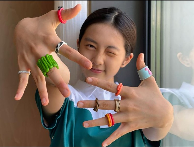 组图：黄多多晒16岁生日怼脸照 眼妆吸睛五官精致元气满满_5