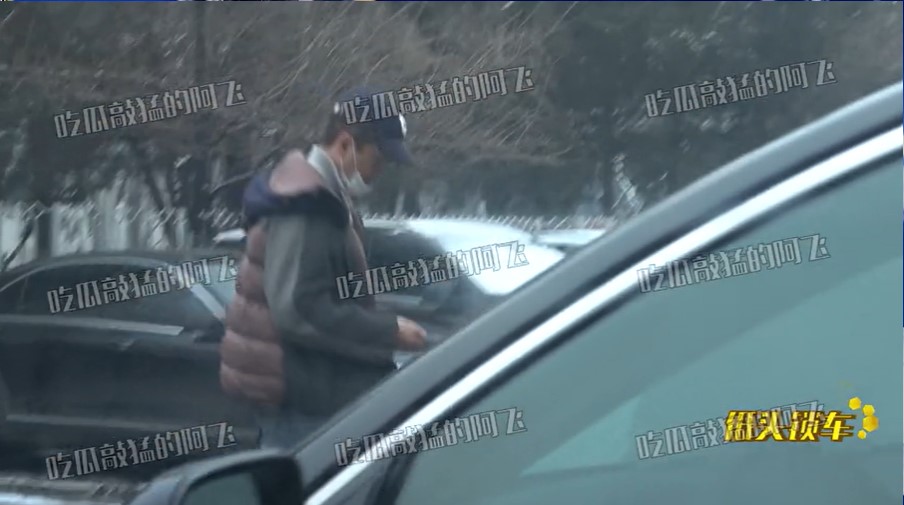 组图：李亚鹏和女友一同乘车外出购物 结束后挽手回家互动有爱_5