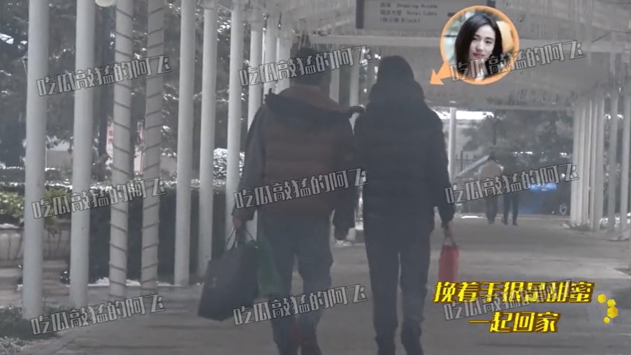 组图：李亚鹏和女友一同乘车外出购物 结束后挽手回家互动有爱_7