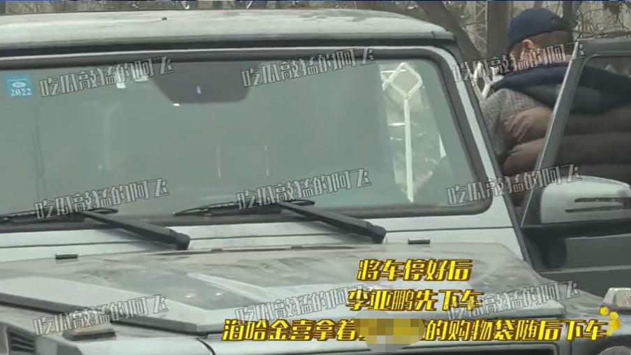 组图：李亚鹏和女友一同乘车外出购物 结束后挽手回家互动有爱_2