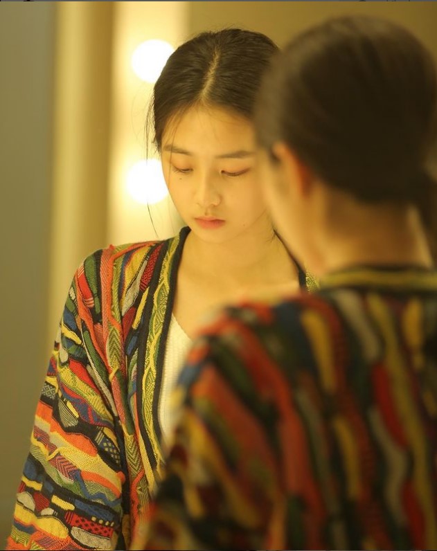 组图：黄多多晒16岁生日怼脸照 眼妆吸睛五官精致元气满满_3