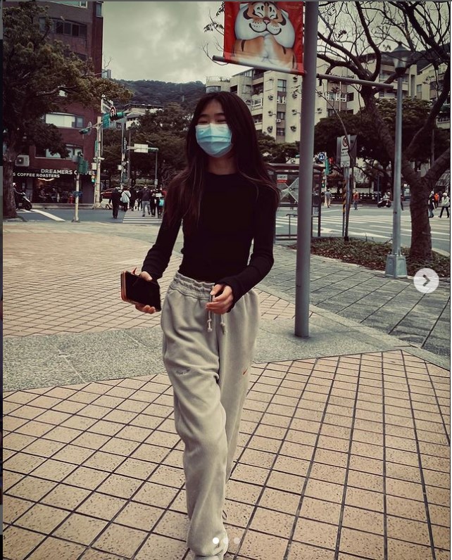 组图：曹格晒女儿近照 11岁“姐姐”长发披肩青春洋溢_2