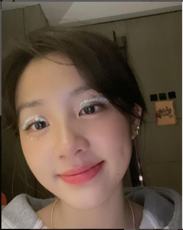 组图：黄多多晒16岁生日怼脸照 眼妆吸睛五官精致元气满满_1