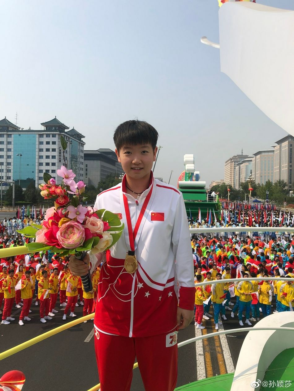 组图：神仙友情！陈梦让孙颖莎坐在自己腿上_4