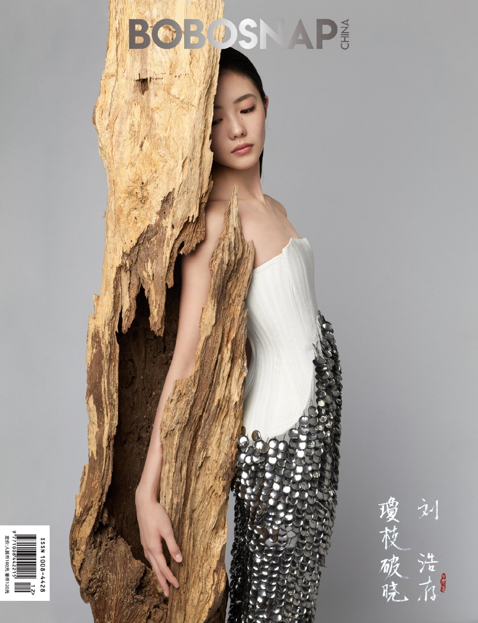 组图：刘浩存撞色国风大片释出 着白色抹胸长裙温婉优雅_0