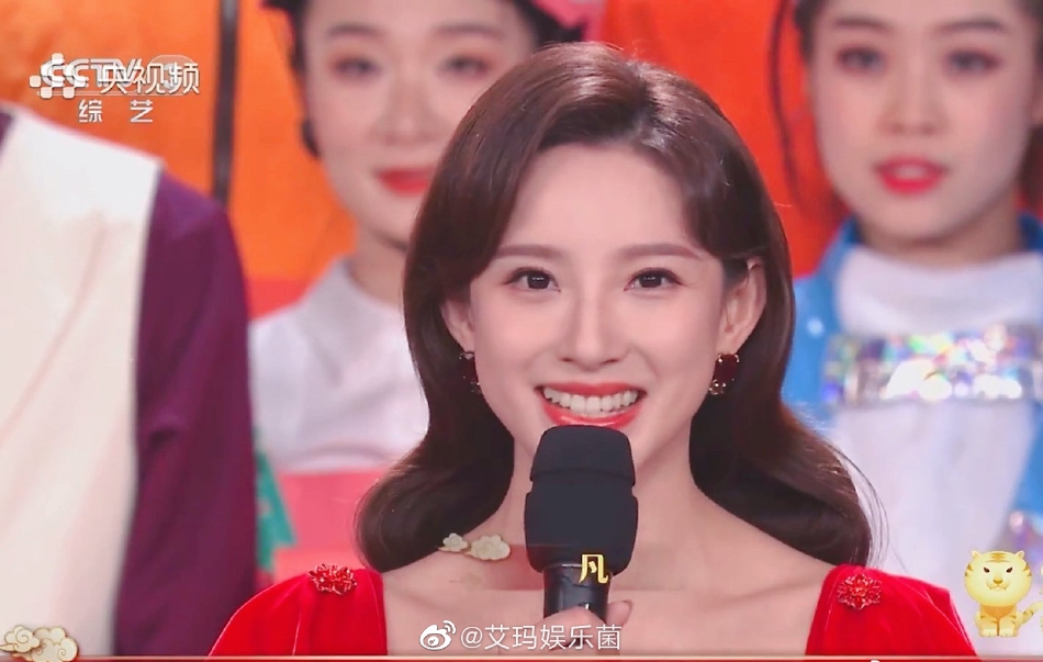 组图：马凡舒首次主持央视春晚 着复古款式红裙优雅大方_6