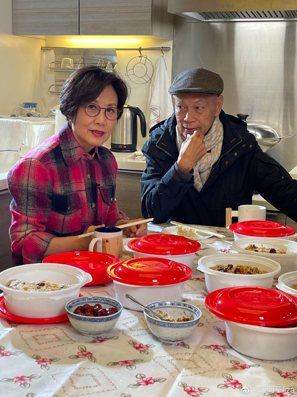组图：汪明荃晒与罗家英合照 精心制作50份萝卜糕年味十足_5