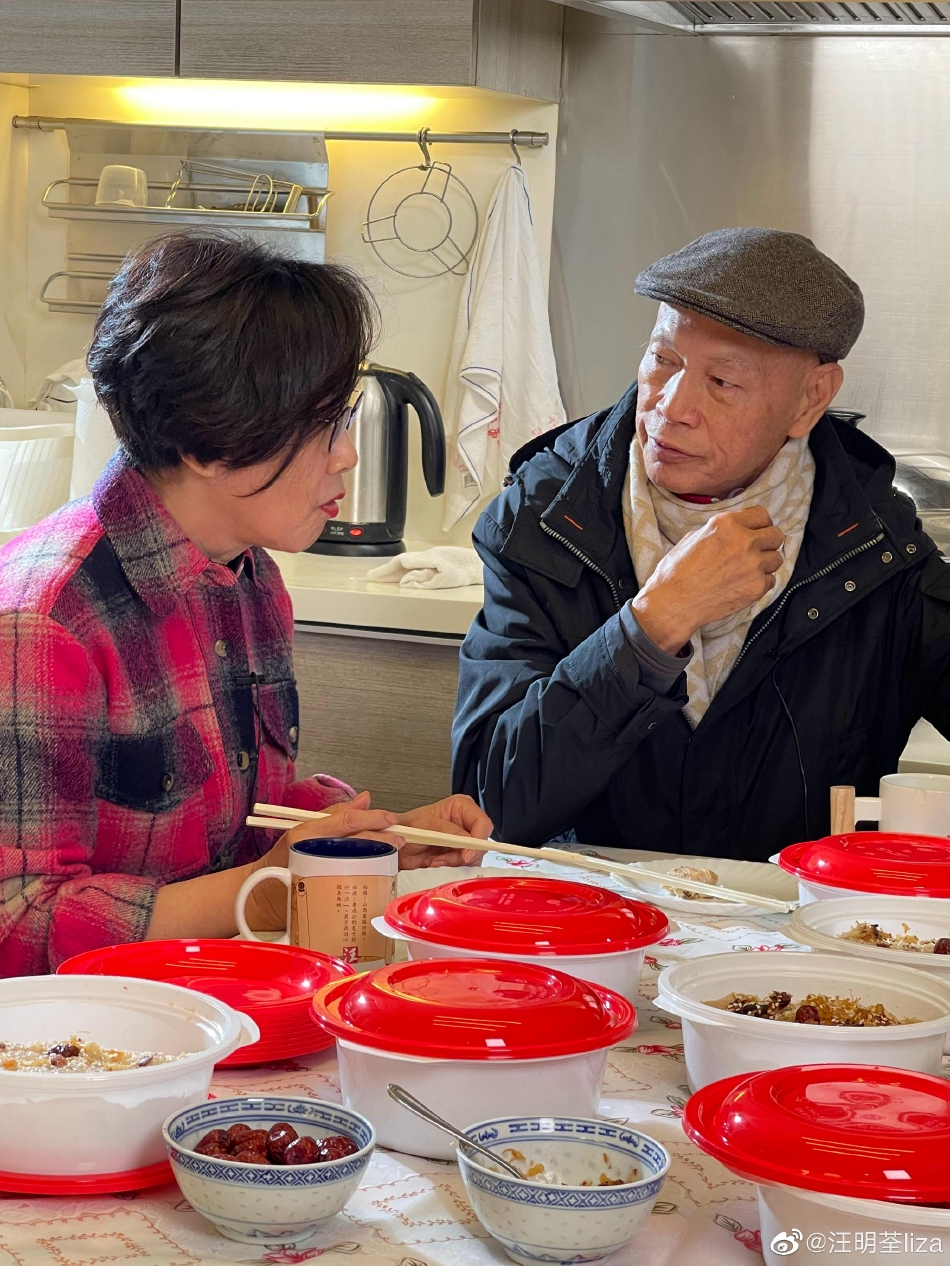 组图：汪明荃晒与罗家英合照 精心制作50份萝卜糕年味十足_1