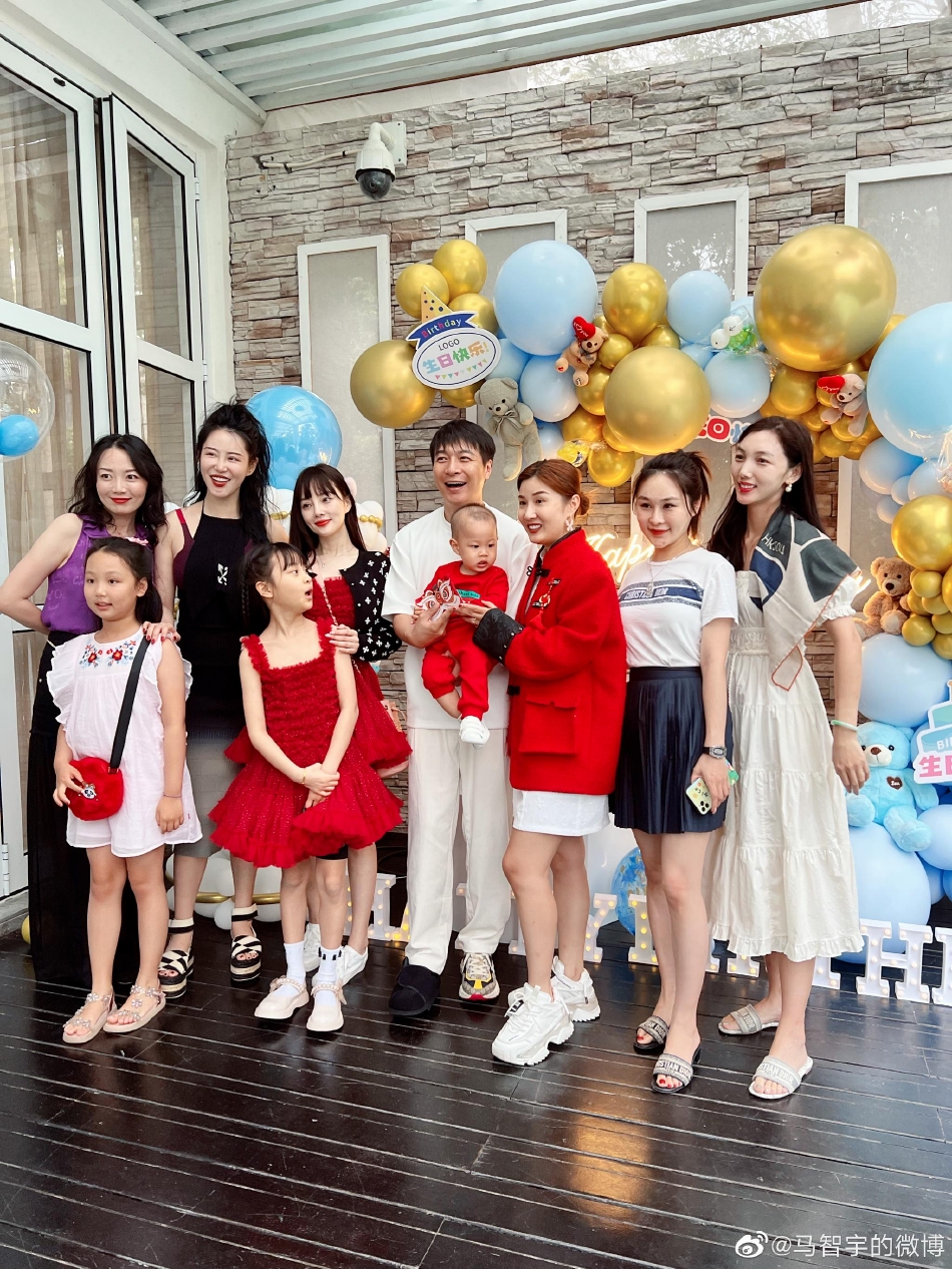 组图：李小璐带甜馨现身好友聚会 母女穿同款红色短裙温馨有爱_0