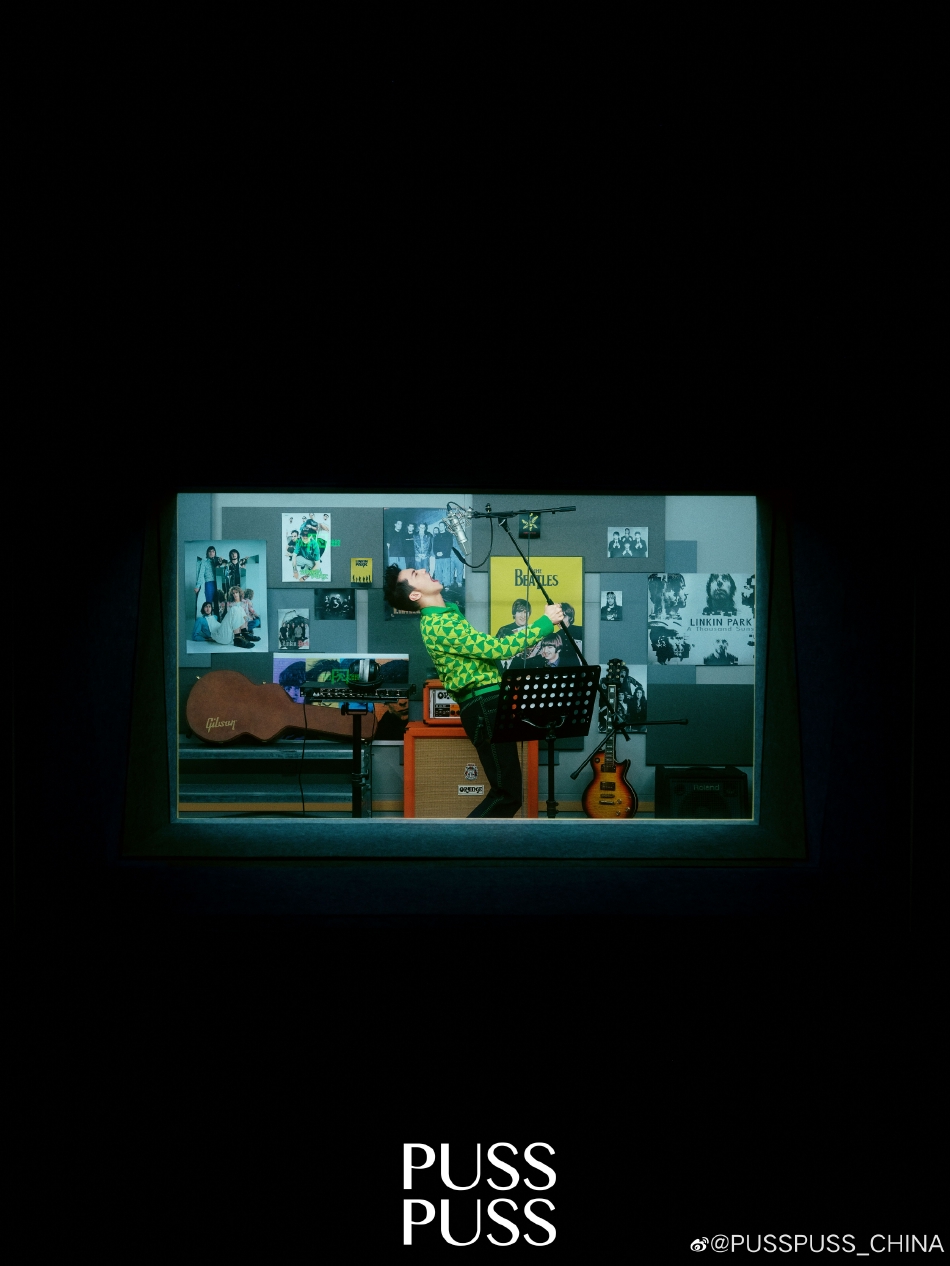 组图:许魏洲录音室色彩大片释出着灰色T恤搭黑色鸭舌帽个性十足第5张图片 组图:许魏洲录音室色彩大片释出着灰色T恤搭黑色鸭舌帽个性十足第5张图片