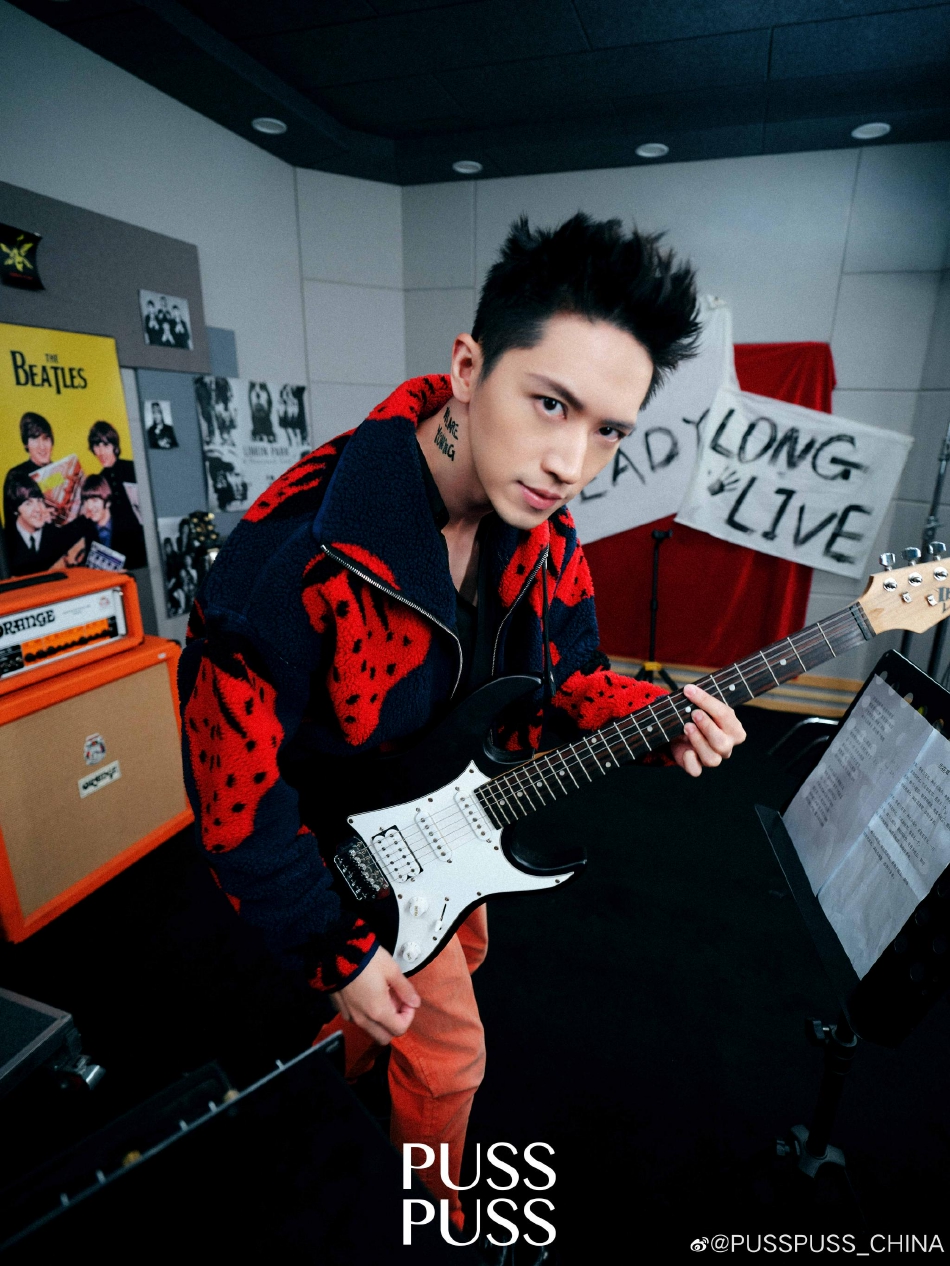 组图:许魏洲录音室色彩大片释出着灰色T恤搭黑色鸭舌帽个性十足第9张图片 组图:许魏洲录音室色彩大片释出着灰色T恤搭黑色鸭舌帽个性十足第9张图片