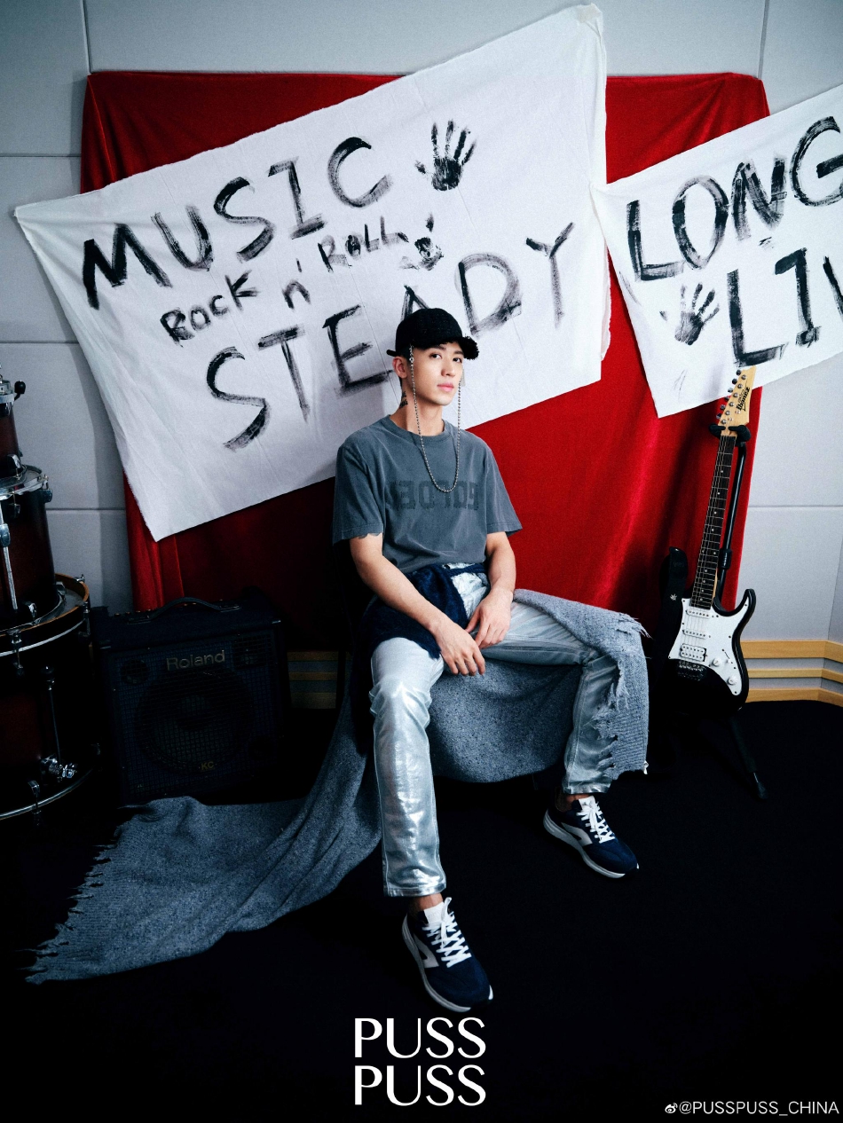 组图:许魏洲录音室色彩大片释出着灰色T恤搭黑色鸭舌帽个性十足第1张图片 组图:许魏洲录音室色彩大片释出着灰色T恤搭黑色鸭舌帽个性十足第1张图片