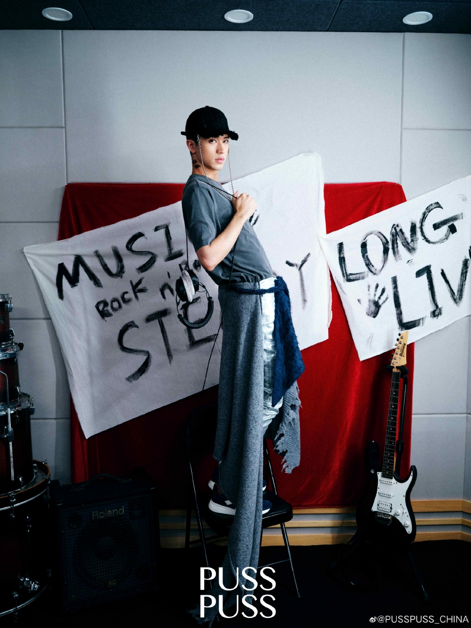 组图:许魏洲录音室色彩大片释出着灰色T恤搭黑色鸭舌帽个性十足第4张图片 组图:许魏洲录音室色彩大片释出着灰色T恤搭黑色鸭舌帽个性十足第4张图片