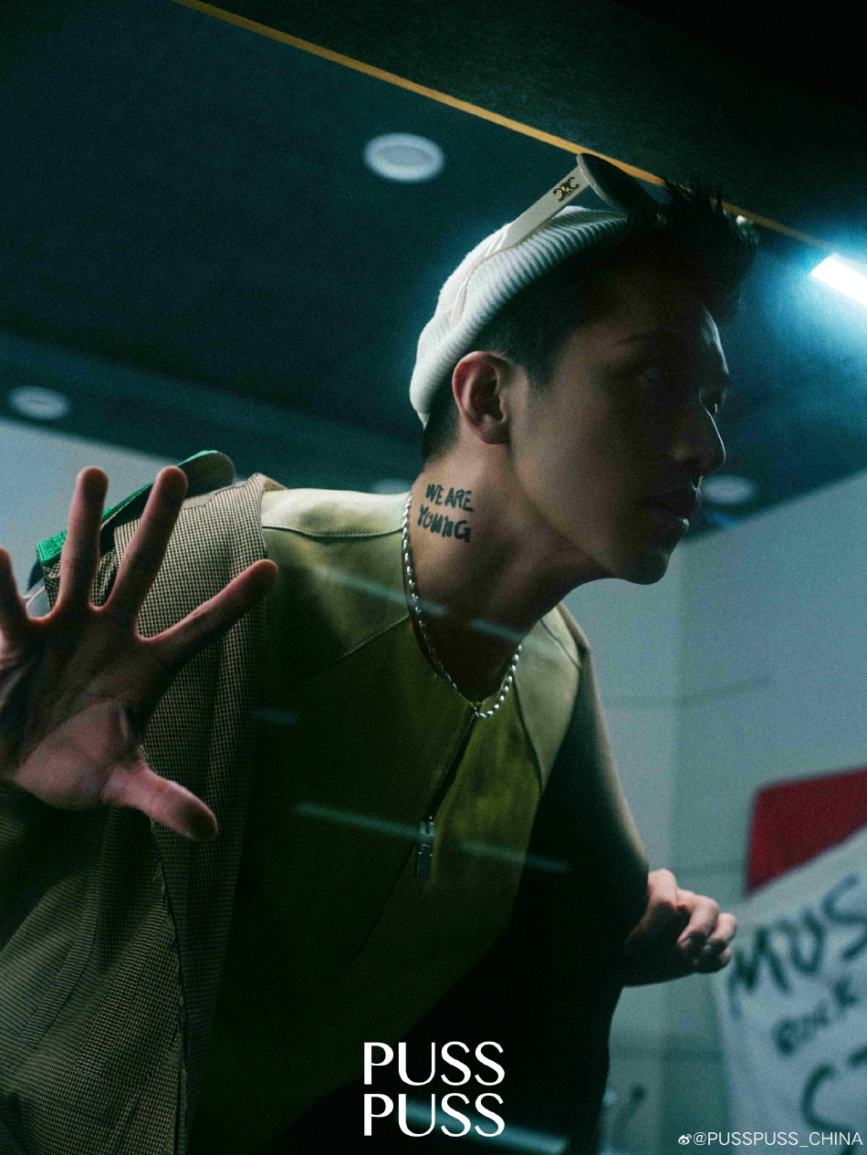 组图:许魏洲录音室色彩大片释出着灰色T恤搭黑色鸭舌帽个性十足第3张图片 组图:许魏洲录音室色彩大片释出着灰色T恤搭黑色鸭舌帽个性十足第3张图片