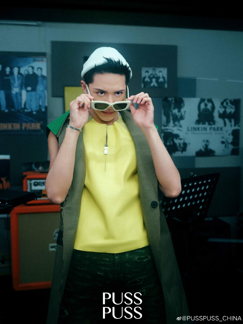 组图:许魏洲录音室色彩大片释出着灰色T恤搭黑色鸭舌帽个性十足第10张图片 组图:许魏洲录音室色彩大片释出着灰色T恤搭黑色鸭舌帽个性十足第10张图片