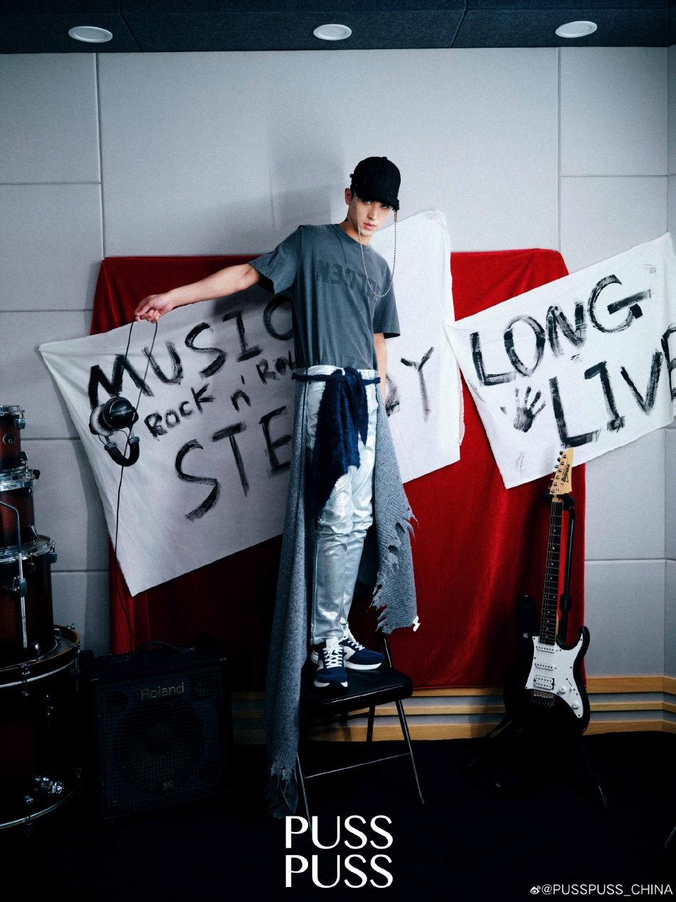 组图:许魏洲录音室色彩大片释出着灰色T恤搭黑色鸭舌帽个性十足第2张图片 组图:许魏洲录音室色彩大片释出着灰色T恤搭黑色鸭舌帽个性十足第2张图片