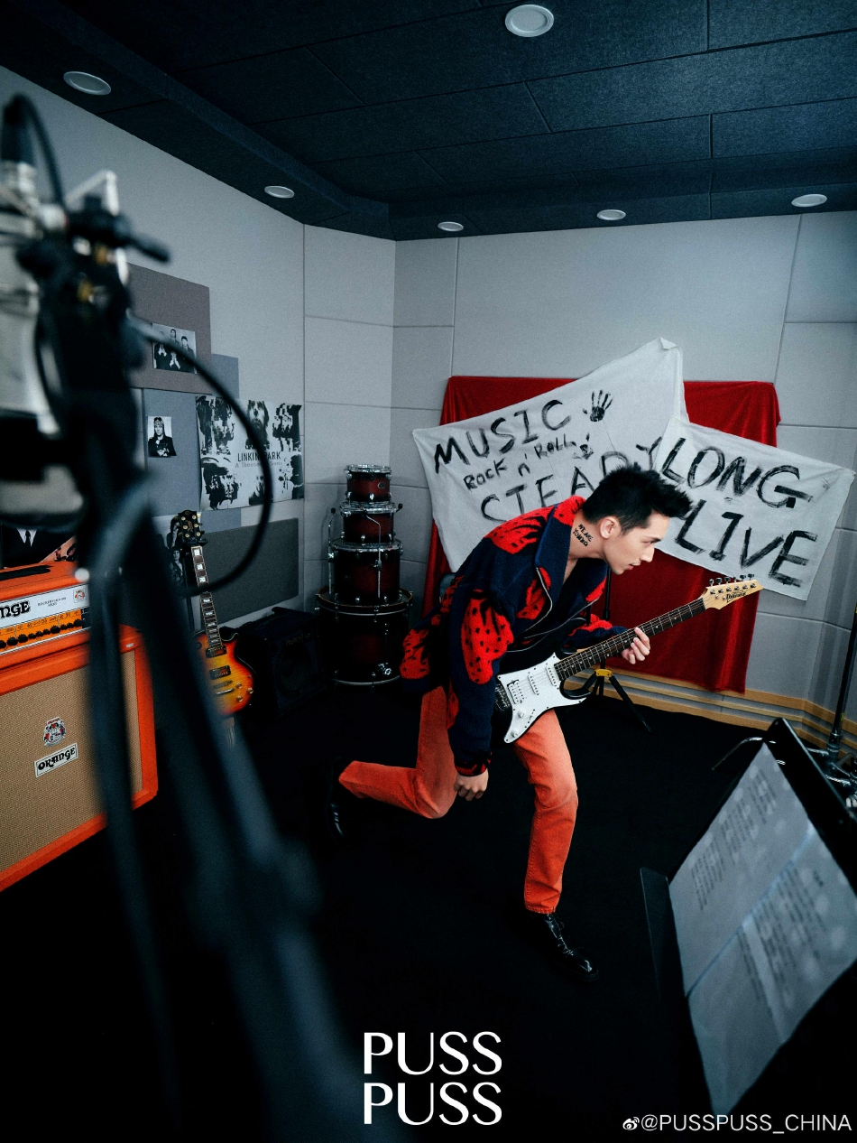 组图:许魏洲录音室色彩大片释出着灰色T恤搭黑色鸭舌帽个性十足第8张图片 组图:许魏洲录音室色彩大片释出着灰色T恤搭黑色鸭舌帽个性十足第8张图片